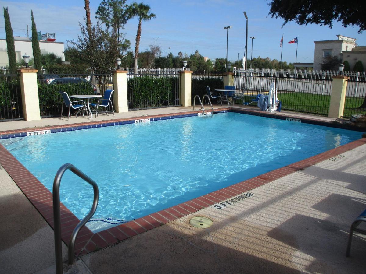 Days Inn & Suites By Wyndham Sam Houston Tollway Exterior photo