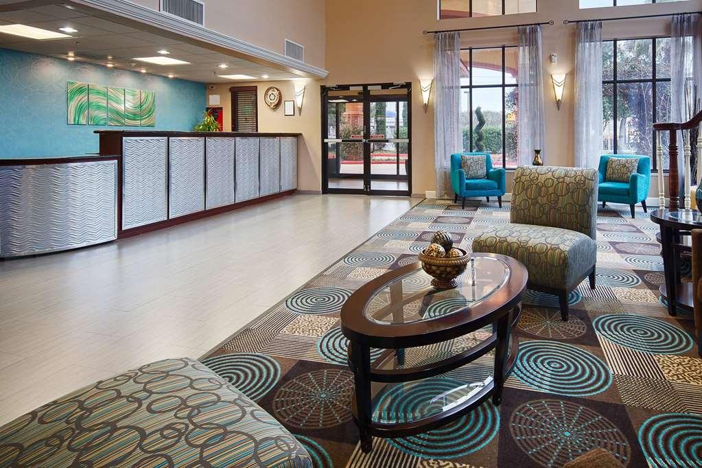 Days Inn & Suites By Wyndham Sam Houston Tollway Interior photo