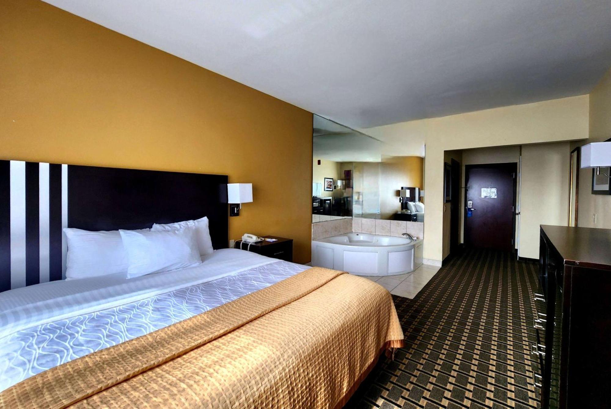 Days Inn & Suites By Wyndham Sam Houston Tollway Exterior photo