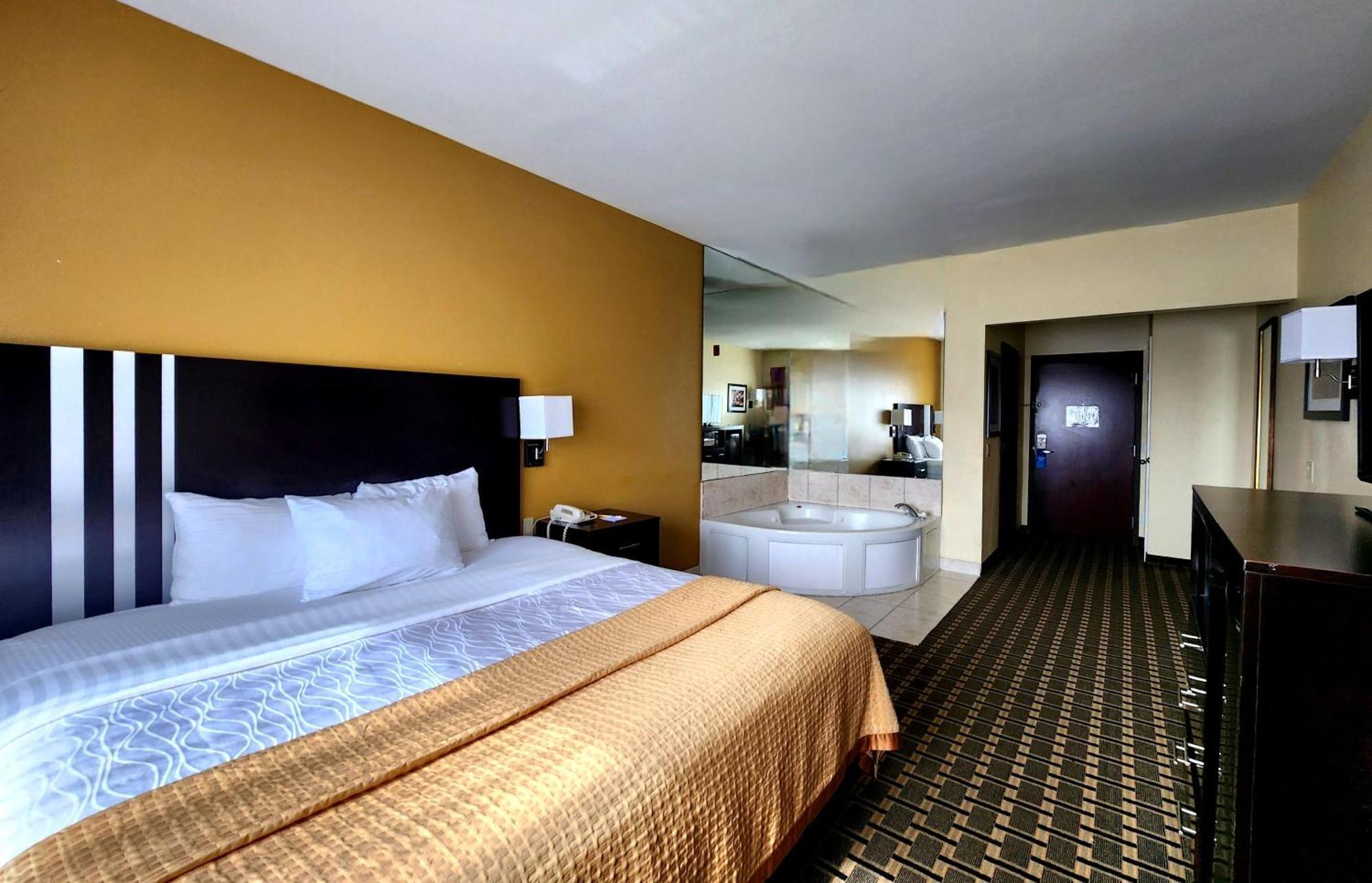 Days Inn & Suites By Wyndham Sam Houston Tollway Exterior photo