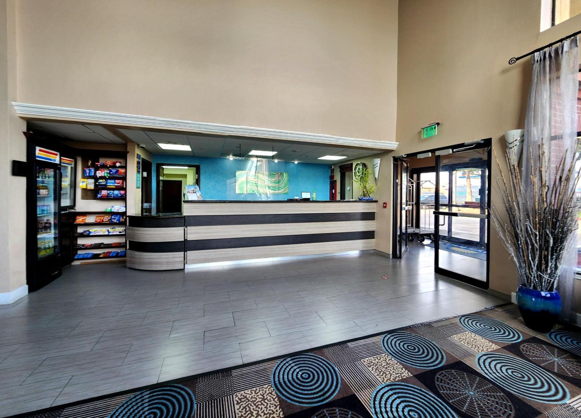 Days Inn & Suites By Wyndham Sam Houston Tollway Exterior photo
