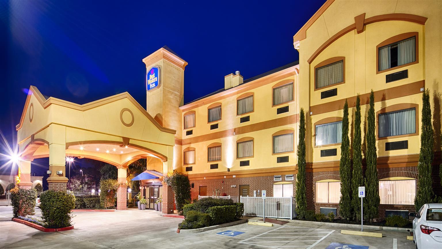 Days Inn & Suites By Wyndham Sam Houston Tollway Exterior photo